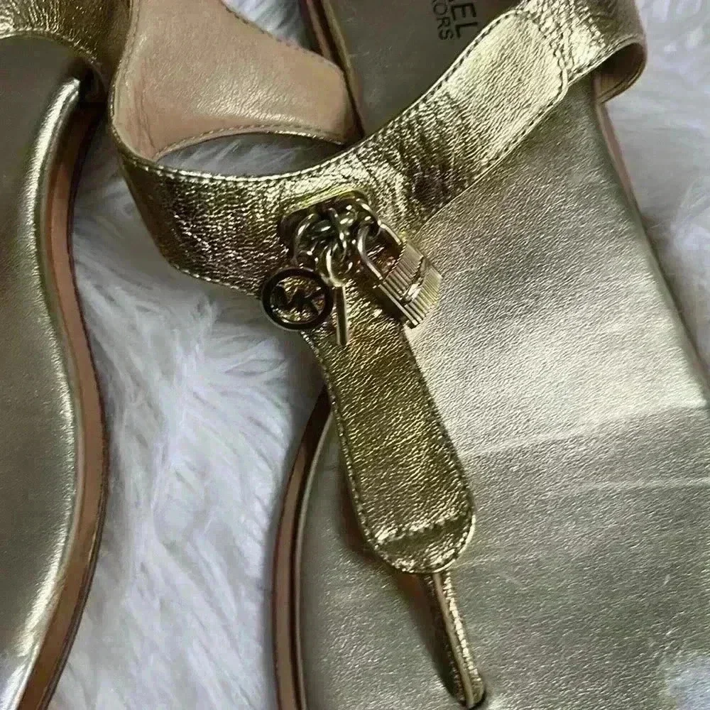 MICHAEL Michael Suki Charms Thong Sandals Gold Metallic Size 7.5